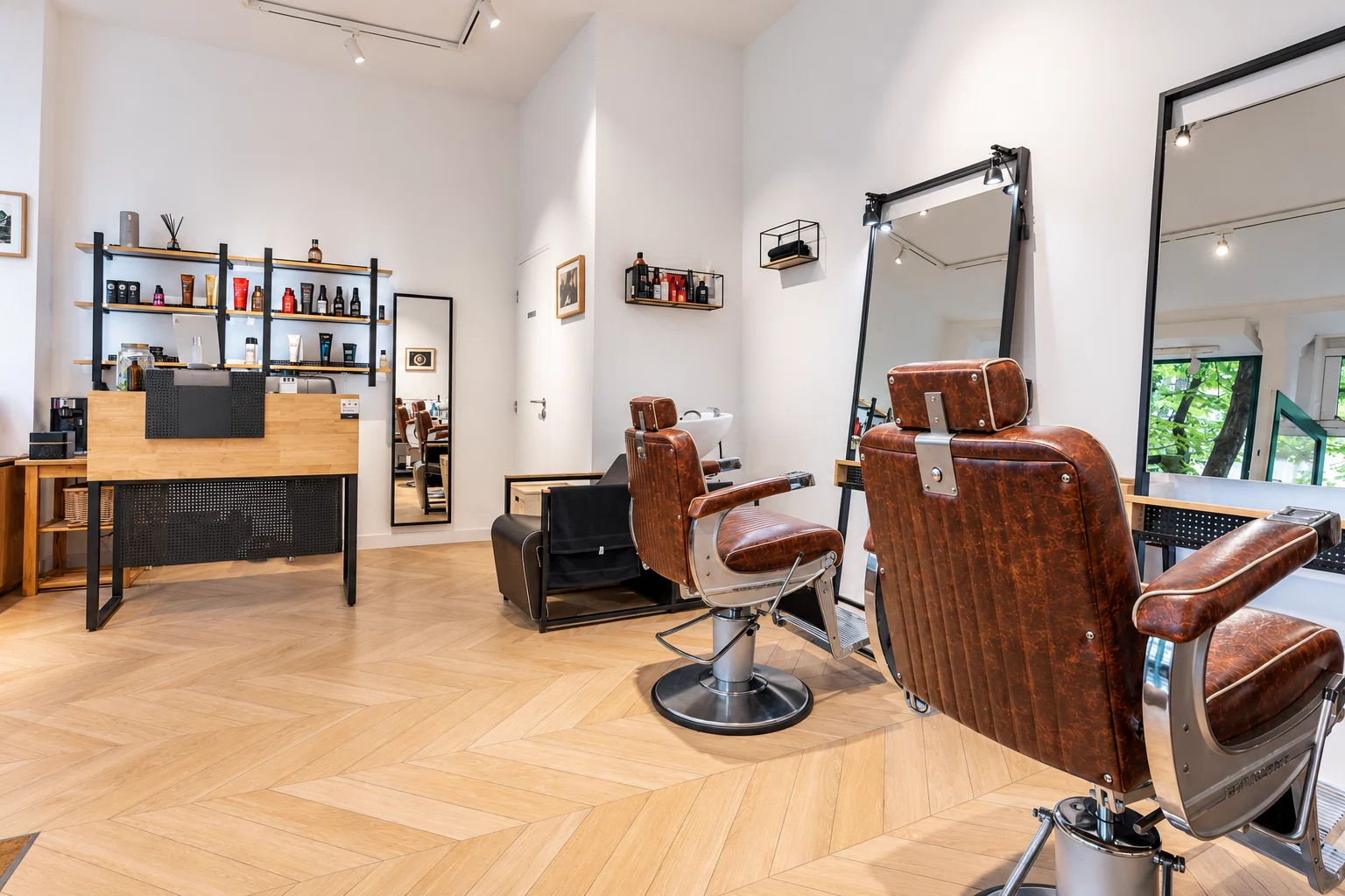 Les fauteuils en cuir et grands miroirs du salon AK Hair, photographie retouchée